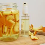 Por qué Poner Cáscaras de Naranja en una Botella: Truco Brillante