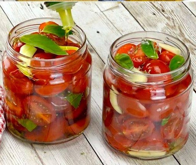 ¡Corta los Tomates Cherry y ponlos en un frasco junto con Aceite, Ajo y Albahaca! Perfecta para aderezar