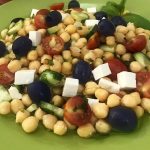 Como Preparar una Rica Ensalada Griega De Garbanzos
