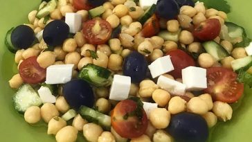 Como Preparar una Rica Ensalada Griega De Garbanzos