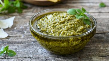 Cómo preparar Pesto para guardar y acompañar muchos platos