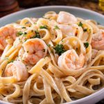 ¡Delicia Marina! Prepara esta Pasta Alfredo con Camarones y Deleita tus Sentidos