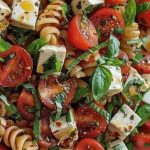 La Receta Secreta de la Ensalada de Pasta Caprese que todo el mundo está hablando: ¡No te la pierdas!