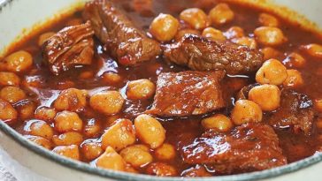 🥘💥 «Receta Turca de Garbanzos y Carne: ¡Un Festín para Toda la Familia!