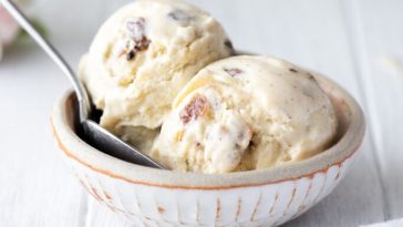 Delicioso Helado de Pasas al Ron: ¡Un Postre que Sorprenderá a Todos! 🍇🍨