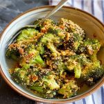 Brócoli Crujiente en Salsa Agridulce con Cacahuetes y Sésamo