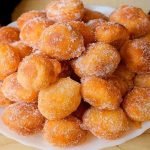 ¡Deliciosos Buñuelos de Viento! 🎉😋 Crujientes por fuera, suaves por dentro y cubiertos de azúcar.