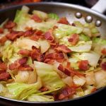 Col Salteada con Tocino Crujiente! Una Explosión de Sabor en Cada Bocado