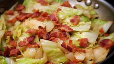Col Salteada con Tocino Crujiente! Una Explosión de Sabor en Cada Bocado