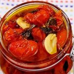 Tomates en Escabeche Caseros: ¡Sabor, Frescura y Salud en un Solo Frasco! 🍅✨