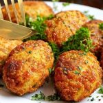 ¡Repollo, Huevos y un toque especial! ¡Prueba esta Receta de Hamburguesas de Repollo y Carne con salsa refrescante!