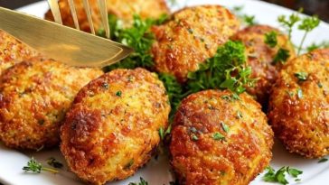 ¡Repollo, Huevos y un toque especial! ¡Prueba esta Receta de Hamburguesas de Repollo y Carne con salsa refrescante!
