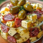 ¡Delicia Mediterránea! Aperitivo de Queso Marinado con Salami y Pepinillos