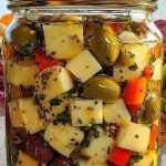 Queso Marinado y Aceitunas: El Aperitivo que Encanta a Todos