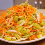 Ensalada Fresca de Col con Aderezo Miel Mostaza: ¡Un Plato Refrescante y Saludable!