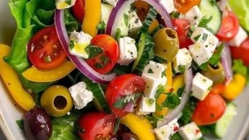 Ensalada Mediterránea de Queso Feta: Frescura y Sabor en Cada Bocado!