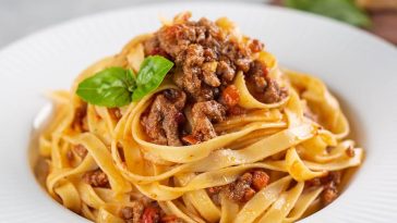 ¡Tallarines con Salsa Boloñesa! Un clásico irresistible