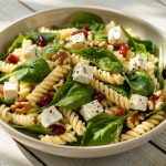 Ensalada de Pasta con Espinacas, Queso Feta y Arándanos: Un Plato Fresco y Saludable para el Verano