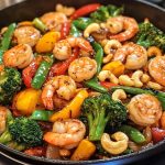 Salteado de Camarones al Ajo con Verduras y Anacardos