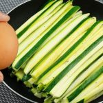 ¡No son papas, pero lo parecen! Bastones crujientes de calabacín al horno con parmesano