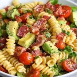 Ensalada de Pasta con Aguacate, Tocino y Tomate: ¡Un Plato Irresistible!