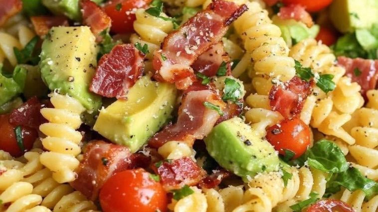 Ensalada de Pasta con Aguacate, Tocino y Tomate: ¡Un Plato Irresistible!