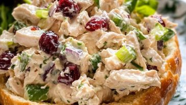 Arándanos y Pollo: Una Combinación Celestial en una Ensalada Refrescante