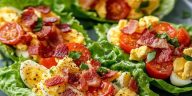 Wraps de Lechuga con Ensalada de Huevo y Bacon,Lechuga y Tomate: ¡Una delicia baja en carbohidratos!