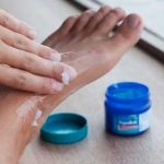🌿 ¡No Solo Sirve para la Tos! 15 Usos Sorprendentes del Vicks VapoRub Que No Conocías 💙