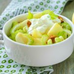¡Una Ensalada Saludable y Refrescante! Descubre esta Delicia de Manzana Verde, Apio y Yogur