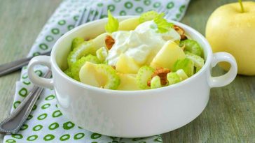 ¡Una Ensalada Saludable y Refrescante! Descubre esta Delicia de Manzana Verde, Apio y Yogur