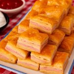 ¡Bocaditos de Hojaldre con Jamón y Queso! Un Aperitivo Rápido, Delicioso y Súper Rentable para Tu Cocina