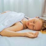 💤 ¿Y Si Dejas de Usar Almohada? Descubre Qué Pasa con Tu Cuerpo al Dormir Sin Ella 😲✨