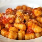 🧡 Ñoquis de Harina de Maíz con Salsa Casera 🍅💰