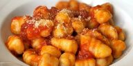 🧡 Ñoquis de Harina de Maíz con Salsa Casera 🍅💰